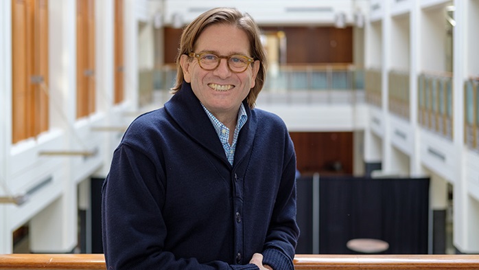 在创新的肿瘤切除手术中,熟练的外科医生将患者本人的肝脏移植回体内 在创新的肿瘤切除手术中,熟练的外科医生将患者本人的肝脏移植回体内