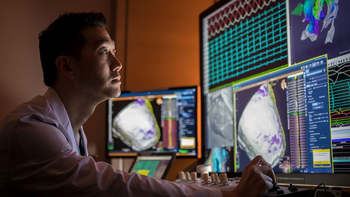 芝加哥大学医学中心心脏病专家实施了全美第一例心脏重新布线手术，以防止反复晕厥发作