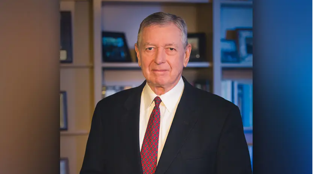 前美国司法部长在芝加哥大学医学中心接受机器人和微创心脏手术